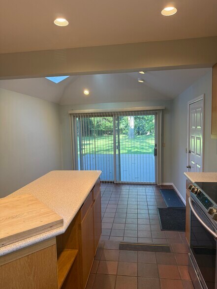 EAT IN KIT - 169 Brooksite Dr