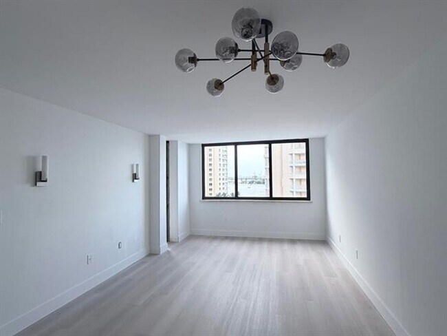 Building Photo - 540 Brickell Key Dr