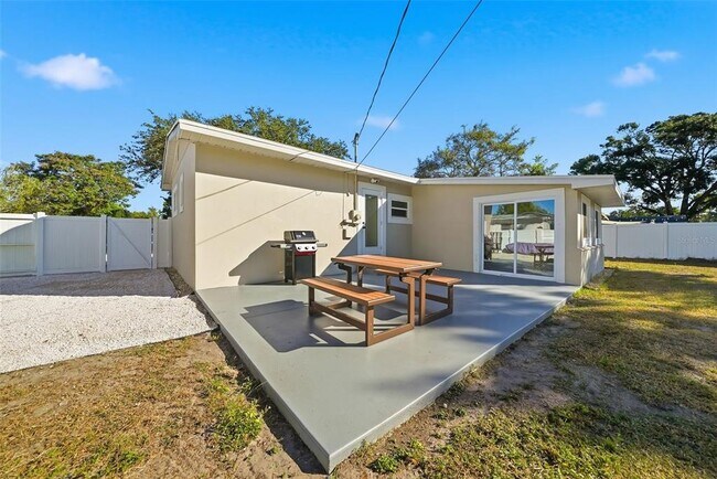 Building Photo - 5548 Dartmouth Ave N