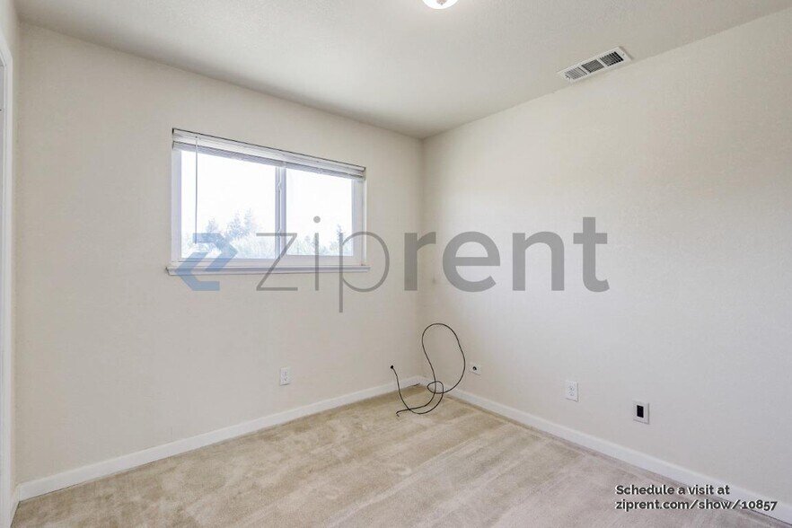 Building Photo - Unit