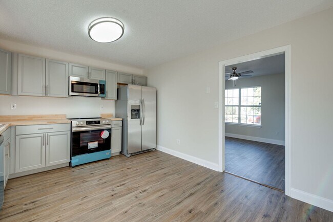 Building Photo - 1565 Petty St