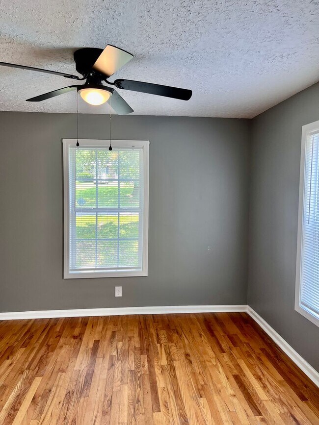 Building Photo - AVAILABLE AUGUST 14! 3 Bedroom Home Near Madison Street