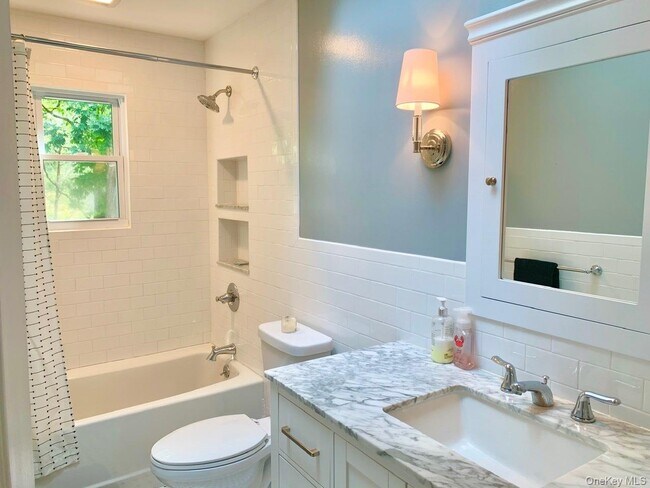 Building Photo - 61 Kings Point Rd