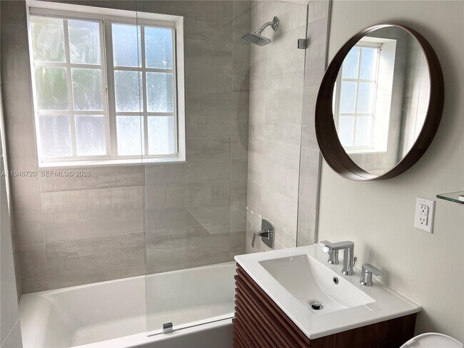 Building Photo - 1129 NE 111th St