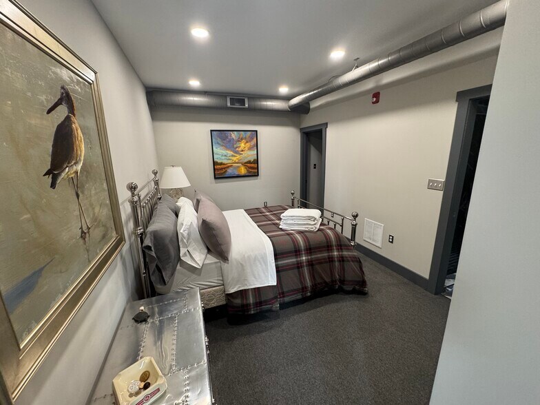 1 st floor bedroom - 5 S Market St