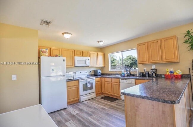 Building Photo - 250 SW Homeland Rd