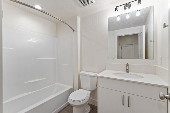 Building Photo - "Discover Comfort & Style: Spacious 3-Bed,...