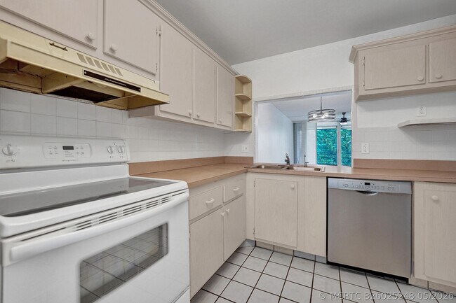 Building Photo - 9470 Poinciana Pl