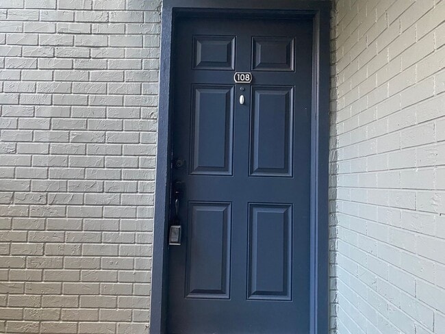 Building Photo - ** Move in Special HALF off your first months rent** FABULOUS 2 Bedroom/1 Bath Condo!!