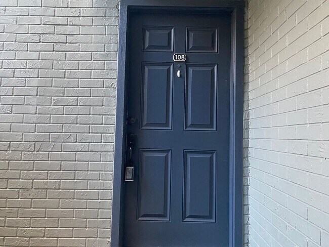 Building Photo - FABULOUS 2 Bedroom/1 Bath Condo!!