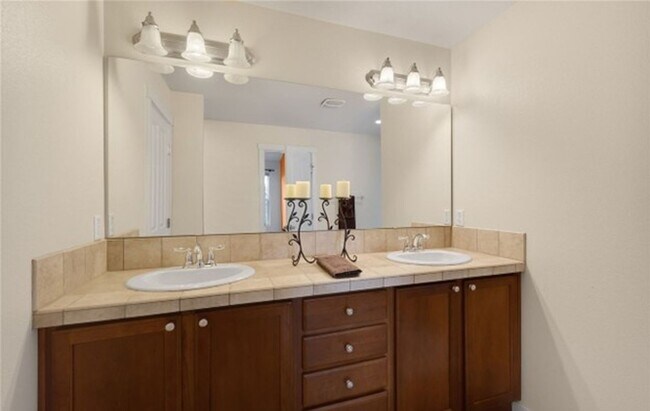 Building Photo - North facing 4-bedroom 2.5 bath house in B...