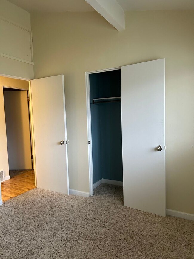 Building Photo - 3 Bedroom, 1.5 Bathroom House