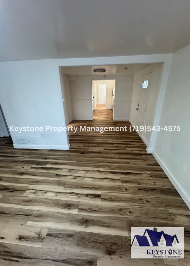 Building Photo - Fully Renovated Home 5 bedrooms/2 Bathrooms $1550/$1550