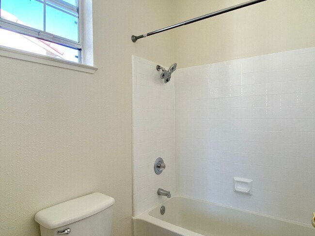 Building Photo - Fresh Interior Paint, Carpeting - Dogs und...
