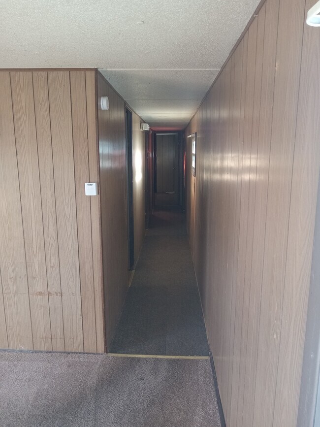 Building Photo - 218 E Denver St