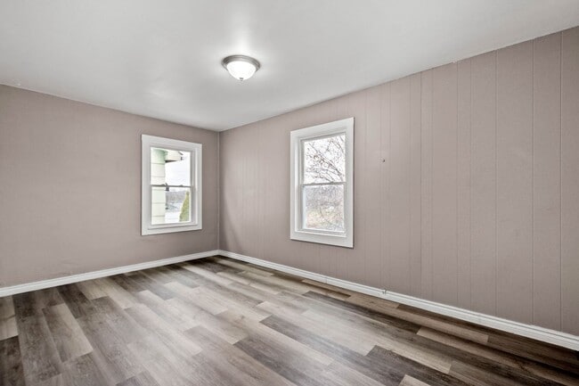 Building Photo - SCORE 50% OFF 1ST MONTH'S RENT IF SIGNED BY APRIL 10! Stunning 3 bedroom home in Aliquippa availa...