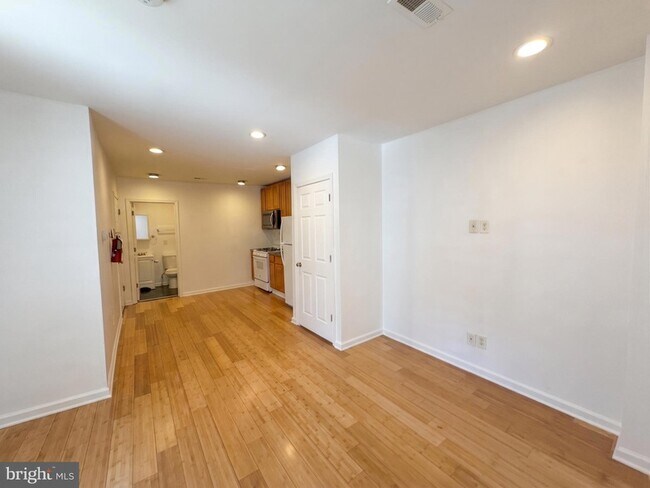 Building Photo - 110 N 51st St