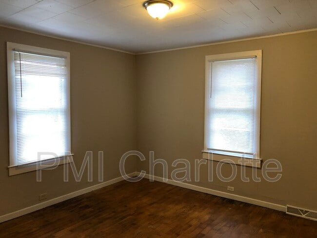Building Photo - 1707 Parkdale Ave