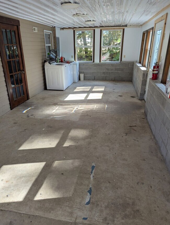 Building Photo - Riverfront Bungalow