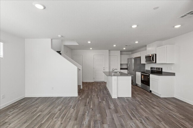 Building Photo - 900 Rosy Starling St