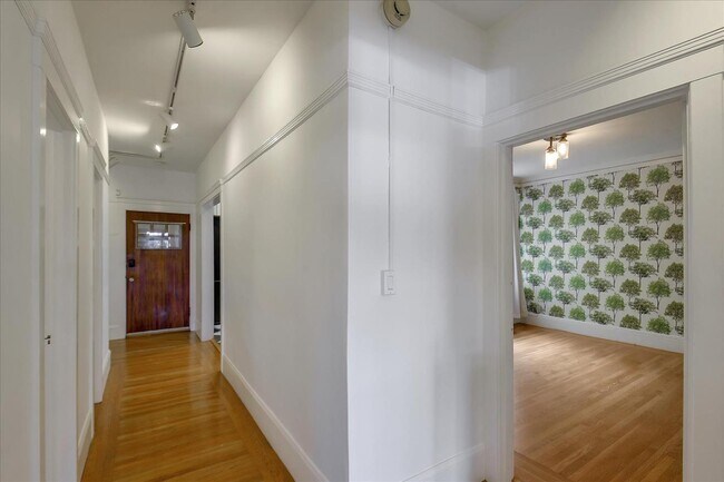 Building Photo - 1237 Chestnut St