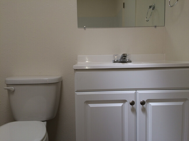 Building Photo - 3bed 2 bath House For Rent!