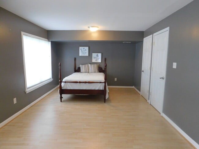 Building Photo - NEW Kitchenette / All Utilities Included!!