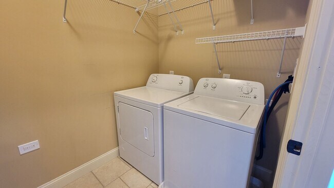 Building Photo - STUNNING LUXURY TOWNHOME 3 BEDROOM, 2 FULL...