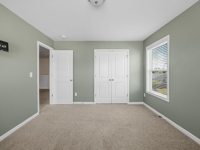 Building Photo - Beautiful 4 BR, 3.5 BA, 2 Car Garage Home ...