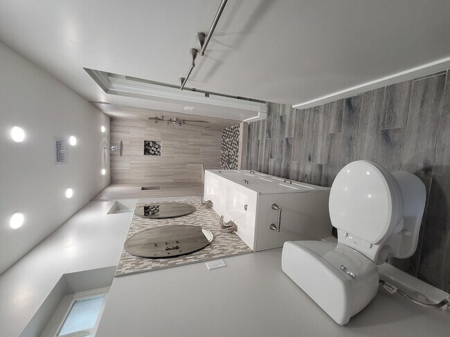 Building Photo - 535 W 15th St