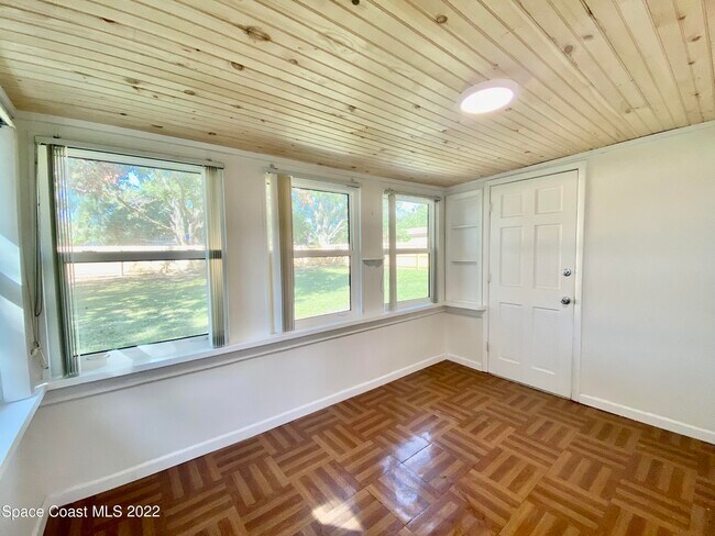 Building Photo - 57 NW Shannon Ave