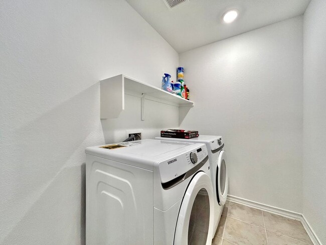 Building Photo - Modern 3/BR 2.5/BA Home with Porch, Deck &...