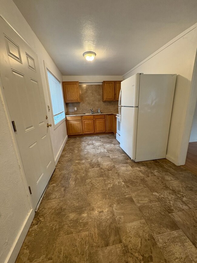 Building Photo - Great location, Great price!