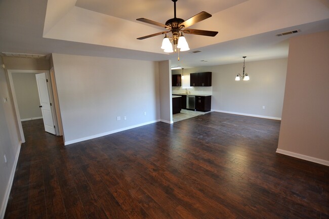 Building Photo - Beautifully remodeled! 3 Bedroom 2 Bath Ho...