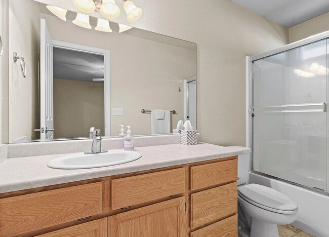 Building Photo - 3-bedroom, 2-bathroom home located in the ...