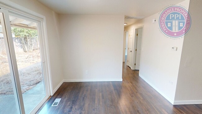 Building Photo - Lake Oswego - Single Level Ranch, Great Ne...