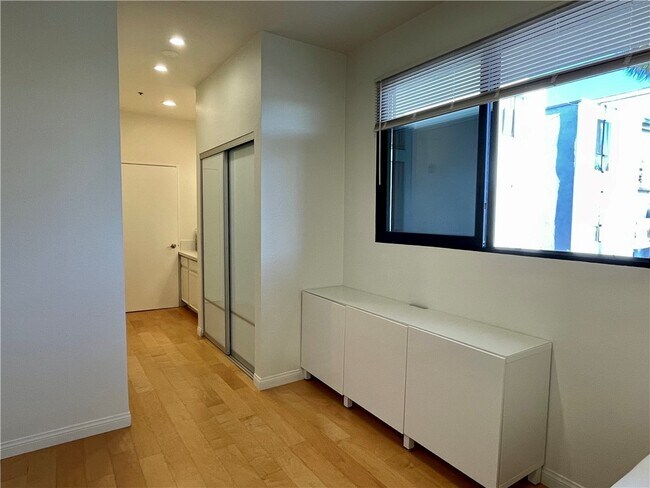 Building Photo - 533 S St Andrews Pl