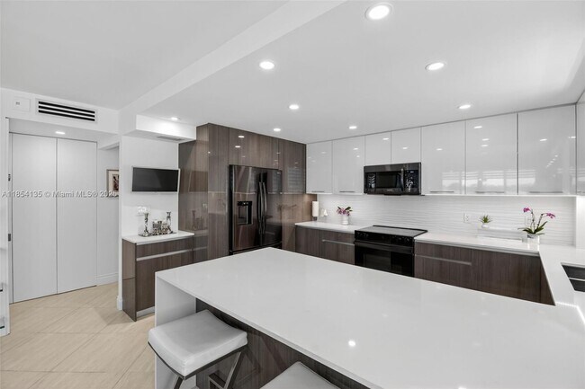 Building Photo - 9250 W Bay Harbor Dr
