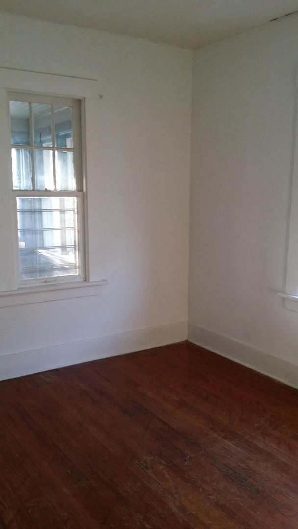 Building Photo - 3 bedroom 1 bath house!