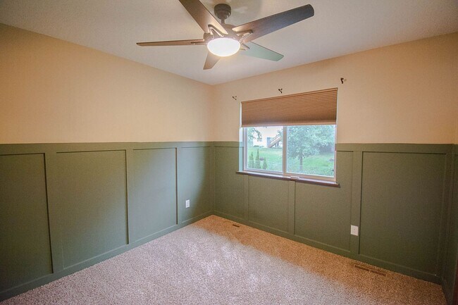 Building Photo - Modern Townhome in a Convenient NW Location