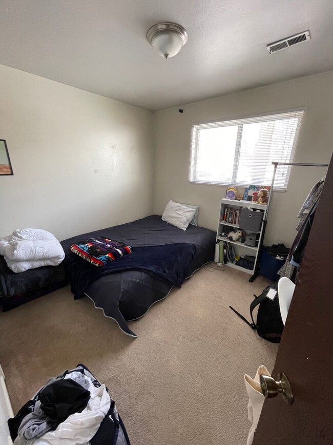 Building Photo - Upper Level 2 Bedroom 1 Bath