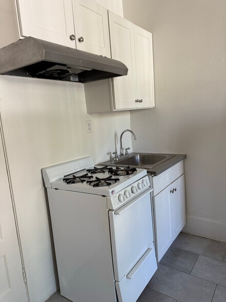 Building Photo - 1114 N Poinsettia Pl