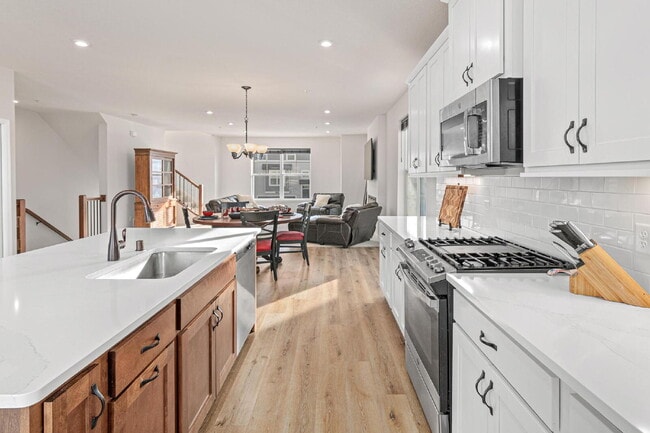 Building Photo - "Spacious 3-Bed Townhouse with 2.5 Baths in Maple Grove – A Perfect Retreat at 2405 Sq Ft!"