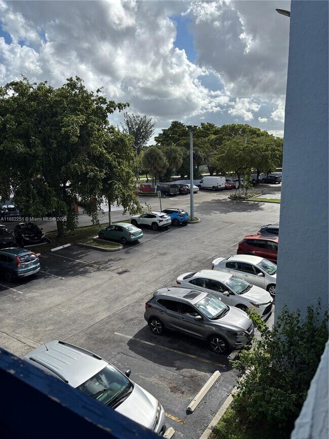 Building Photo - 9460 Fontainebleau Blvd