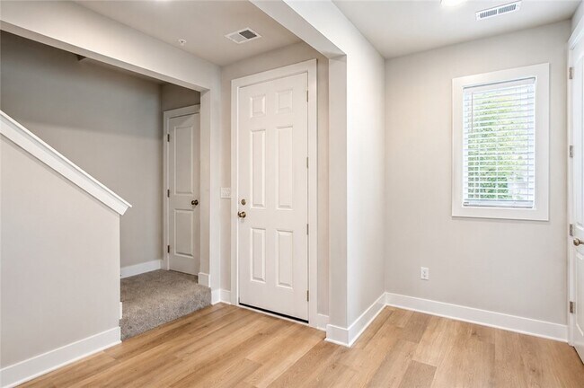 Building Photo - 701 Halcyon Ln