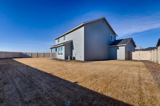 Building Photo - Custom Hunter-Douglas shutters throughout.