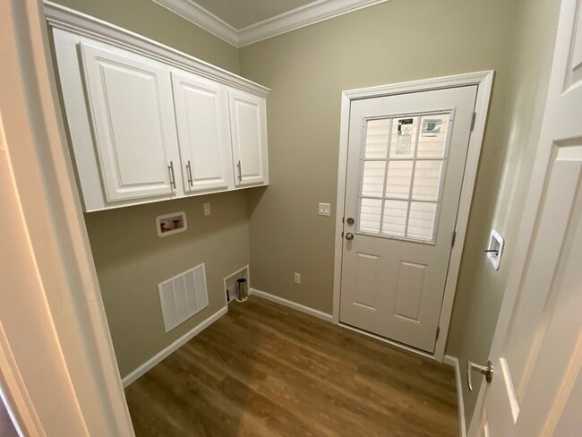 Building Photo - 5307 Camelot Dr E