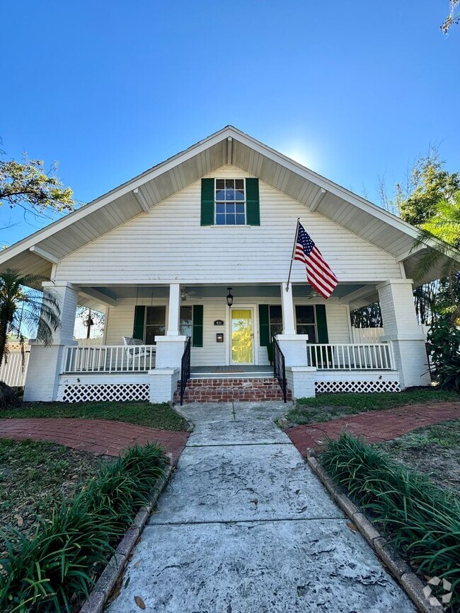 Building Photo - Charming home near downtown and the lake