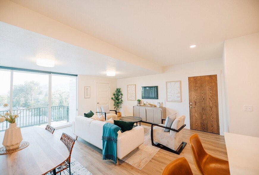 Building Photo - 43 W 400 S