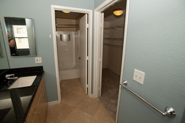 Building Photo - Walk-Up Townhouse in Downtown SD -  Dual Master 2 Bed 3 Bath with Brand New Flooring!